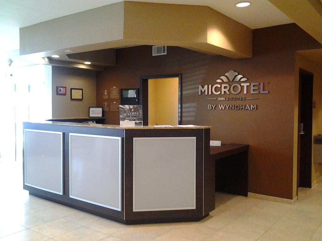 Microtel Inn & Suites Cotulla Exterior photo